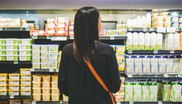 mujer-supermercado-comprando-mantequilla-2073277