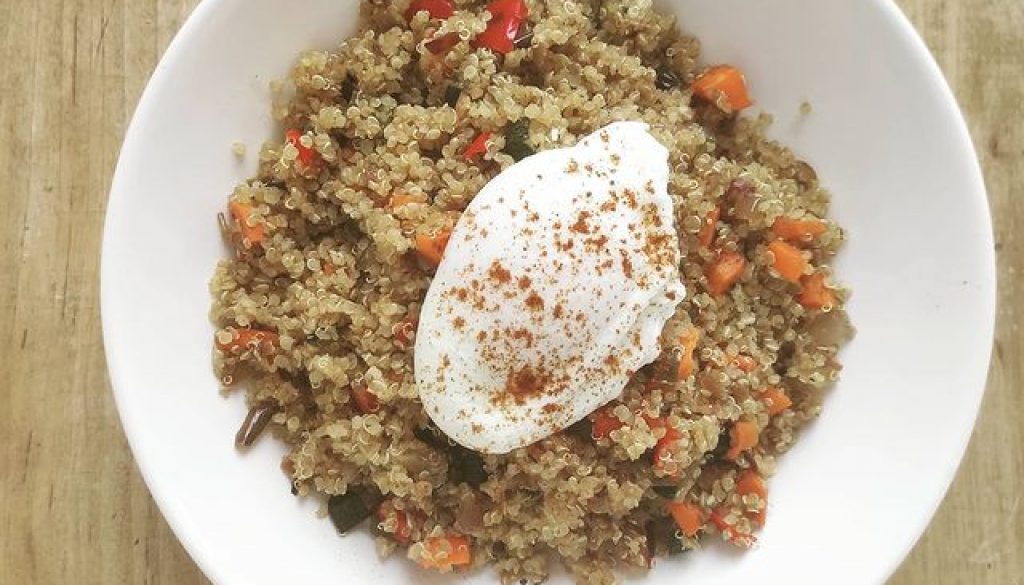quinoa con huevo escalfado